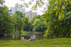 In Regionen mit einem gr&ouml;&szlig;eren Artenreichtum geht es den Menschen besser. Nahegelegene Parks und G&auml;rten wirken sich ebenfalls positiv auf die mentale Gesundheit aus. (Bild: Stefan Bernhardt / iDiv)