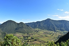 Das geobotanische Reservat Pululahua in den tropischen Anden (Ecuador) ist die Heimat vieler Tiere, Pflanzen und Insekten &ndash; aber auch Menschen. Nachhaltiger Naturschutz in solchen Gebieten erfordert die Zusammenarbeit zwischen wissenschaftlichen, gesellschaftlichen, wirtschaftlichen und politischen Institutionen. (Bild: Francisco José Prieto Albuja)