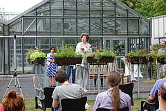 Prof. Dr. Beate Sch&uuml;cking, Rektorin der Universit&auml;t Leipzig, freute sich &uuml;ber die gelungene Kooperation im Botanischen Garten. (Bild: iDiv / G. Rada)