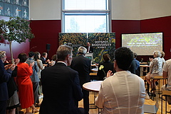 Beim Parlamentarischen Abend wurde &uuml;ber die F&uuml;hrungsrolle Deutschlands in der Biodiversit&auml;ts-Politik und -Forschung diskutiert. Unter anderem sprach Prof. Dr. Peter Seeberger, Vizepr&auml;sident der Deutschen Forschungsgemeinschaft (DFG). (Bild: Stefan Bernhardt)