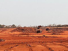 Bauxit-Abbau in Guinea. Die Region ist gleichzeitig Lebensraum f&uuml;r Schimpansen. (Bild: Genevieve Campbell)