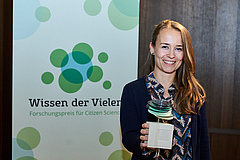 Julia von G&ouml;nner, Projektkoordinatorin des FLOW-Projektes, erh&auml;lt den Forschungspreis Citizen Science (Bild: Claudia Höhne | Wissenschaft im Dialog)