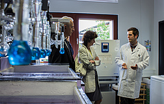 In another lab, doctoral student Felix Gottschall demontrates the importance of earthworms for carbon storage in the soil (photo: Stefan Bernhardt).