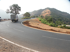 &Uuml;berall auf der Welt tragen Stra&szlig;en zur fortschreitenden Fragmentierung von Lebensraum bei. (Bild: A. J. T. Johnsingh, WWF-India and NCF, CC BY-SA 4.0, via Wikimedia Commons)