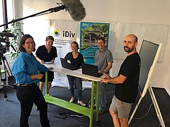 Die Forschenden hinter der Mitmachaktion <em>Unsere Fl&uuml;sse</em>: Aletta Bonn (links), Julia von G&ouml;nner (Mitte), Roland Bischof (zweiter von rechts) und Martin Friedrichs-Manthey (rechts)&nbsp;&nbsp; (Bild: fotografiert von einem Mitarbeiter des ARD-Filmteams)