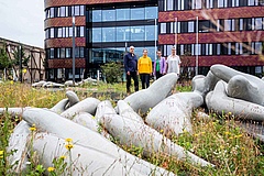 Die K&uuml;nstlergruppe <em>nachbars garten</em> (von links nach rechts): Kay Zimmermann, Enne Haehnle, Elisabeth Howey) zusammen mit Prof. Nicole van Dam (iDiv, FSU). (Bild: Stefan Bernhardt / iDiv)