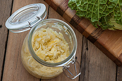 Fermentierte Lebensmittel wie Sauerkraut oder Joghurt enthalten Milchsäurebakterien. Im menschlichen Darm aktiviert die von diesen Bakterien produzierte Substanz D-Phenylmilchsäure einen Zell-Rezeptor, was wiederum unser Immunsystem beeinflusst (Bild: Jules/flickr).