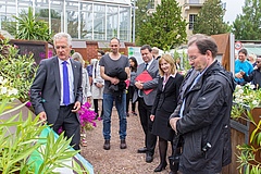 Prof. Helge Bruelheide führt durch die Ausstellung und erläutert die thematisch vielseitigen Exponate. (Foto: Stefan Bernhardt, iDiv)