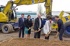 Heute hat der Spatenstich für das neue iDiv-Gebäude stattgefunden. V.l.n.r.: Bernd Engelsberger, Abteilungsleiter Landesbau im Finanzministerium, Prof. Beate Schücking, Rektorin der Universität Leipzig, Uwe Albrecht, Bürgermeister und Beigeordneter für Wirtschaft und Arbeit, Stadt Leipzig, Dr. Eva-Maria Stange, Sächsische Staatsministerin für Wissenschaft und Kunst, Michael Kretschmer,  Sächsicher Ministerpräsident (Foto: Stefan Bernhardt, iDiv).