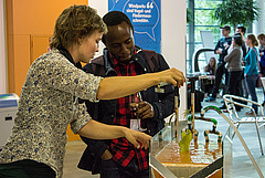 Bei so genannten 'demonstration sessions' konnten iDiv WissenschafterInnen Hand an die Forschungswerkzeuge ihrer KollegInnen legen (Foto: Stefan Bernhardt).